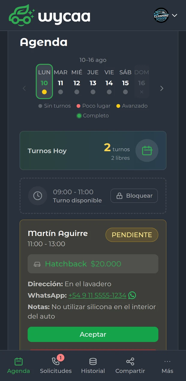 Agenda del día en WYCAA vista desde un celular: turnos con horario, tipo de vehículo, precio y el contacto del cliente.